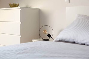 1 habitación, tabla de planchar con plancha, wifi y ropa de cama