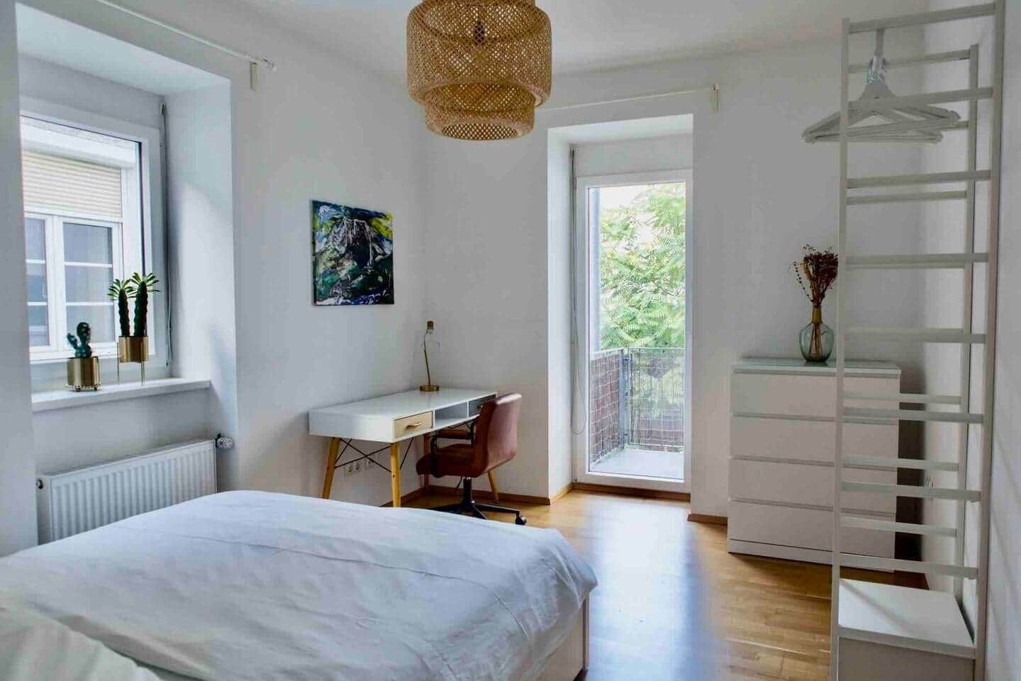 1 habitación, caja de seguridad en la habitación y escritorio 