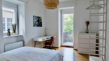 1 habitación, caja de seguridad en la habitación y escritorio