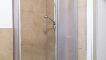 Dusche, Haartrockner, Seife, Shampoo
