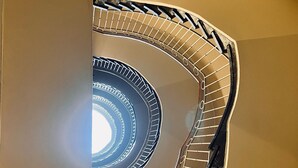 Una escalera de caracol con una lámpara en el centro.