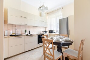 Apartment | Private kitchen | Fridge, oven, stovetop, toaster - Centrum Plac Konstytucji (Warsaw)