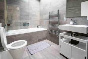Hair dryer, towels, soap, shampoo - Stylish 3-Bedroom Central London Vacation Rental | Steps from Oxford Street  (London)