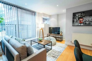 TV - Stylish 3-Bedroom Central London Vacation Rental | Steps from Oxford Street  (London)