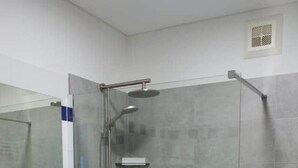 Een douche, een haardroger, zeep, shampoo