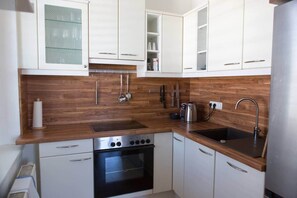 Kühlschrank, Mikrowelle, Ofen, Herdplatte