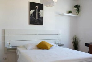 1 habitación, tabla de planchar con plancha, cuna de viaje y wifi 