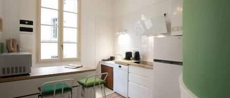Kühlschrank, Mikrowelle, Wasserkocher mit Kaffee-/Teezubehör