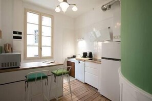 Frigorífico, microondas, cafetera o tetera y utensilios de cocina