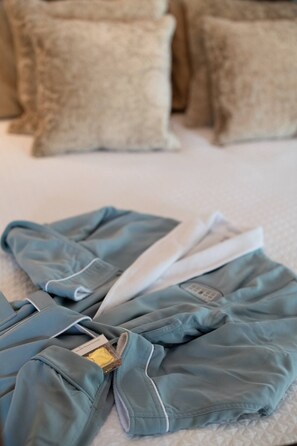 4 bedrooms, WiFi, bed sheets