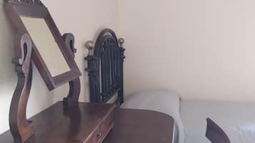 Una mesa de madera con un espejo y una silla.