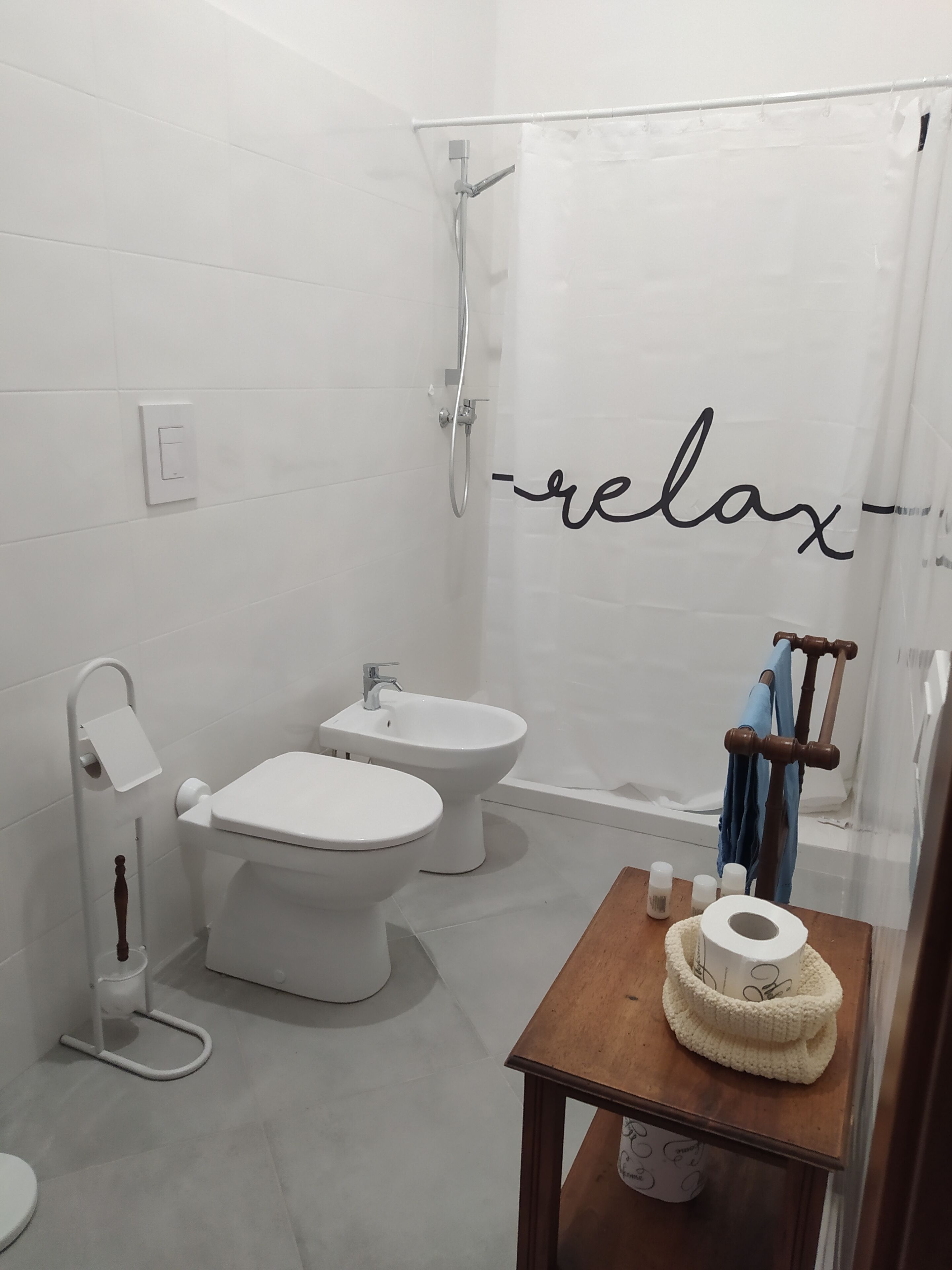 Dusche, kostenlose Toilettenartikel, Handtücher