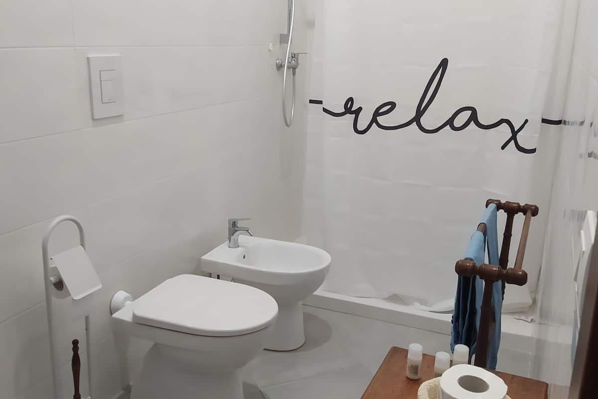 Dusche, kostenlose Toilettenartikel, HandtĂŒcher