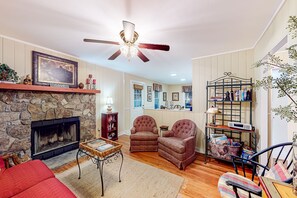 Télévision, cheminée, lecteur de DVD