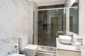 Dusche, Haartrockner, Handtücher, Seife