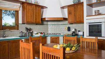 Vila Basic | Dapur pribadi | Lemari es besar, microwave, oven, dan mesin pencuci piring