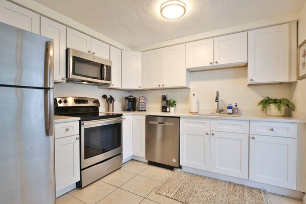 ثلاجة، ميكروويف، فرن، موقد طهي مسطح