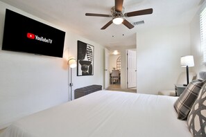 3 chambres, bureau, fer et planche à repasser, lit parapluie