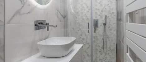 Douche, séchoir à cheveux, serviettes fournies, papier de toilette