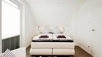 2 bedrooms, travel crib, free WiFi