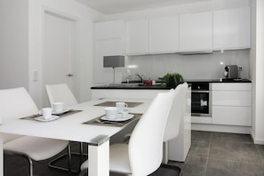 Frigorífico, horno, placa de cocina y lavavajillas