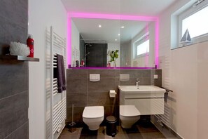 Douche, sèche-cheveux, serviettes fournies