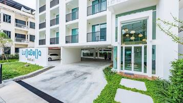 Wheelchair-accessible van parking