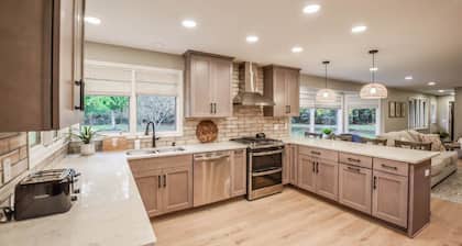 City estate offering privacy & seclusion near many attractions