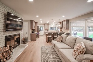 Smart TV, fireplace