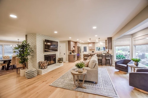 City estate offering privacy & seclusion near many attractions