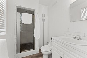 Hair dryer, towels - NorthEnd Charmer 1 bedroom Near BSU (Boise)