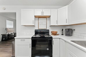 冷蔵庫、電子レンジ、オーブン、コンロ