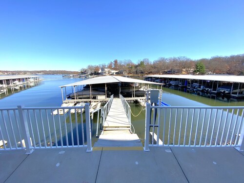 AMAZING LAKE VIEWS!!  Top Floor, remodeled w/ Boat slip, Pool, Laundry