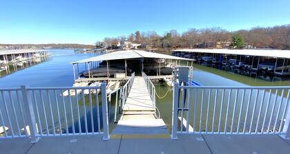 AMAZING LAKE VIEWS!! Top Floor, remodeled w/ Boat slip, Pool, Laundry