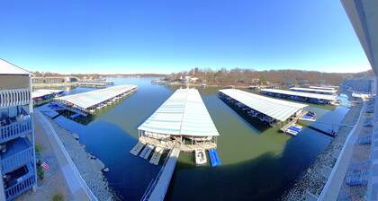 AMAZING LAKE VIEWS!! Top Floor, remodeled w/ Boat slip, Pool, Laundry