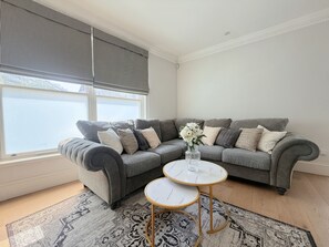 TV, printers - Spacious 5-Story Central London Townhouse | Cozy Home Near Victoria Station (London)