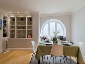 Dining - Spacious 5-Story Central London Townhouse | Cozy Home Near Victoria Station (London)