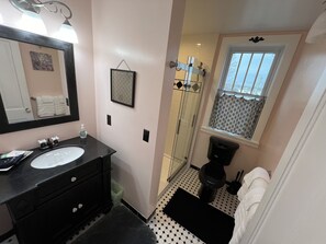 淋浴设施、吹风机、毛巾、卫生纸