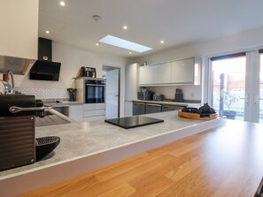 Kühlschrank, Geschirrspüler, Wasserkocher, Toaster