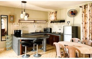 Geladeira, micro-ondas, fogão, cooktop