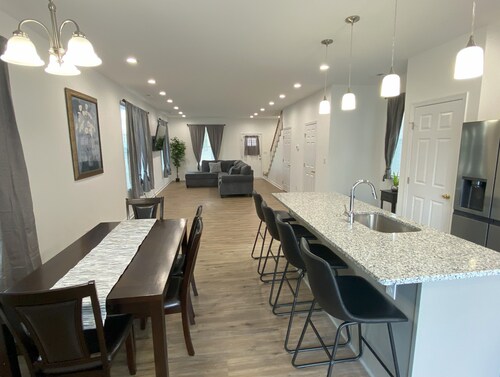 The Chesapeake Gray

Historical Waterside District
20 mins to Oceanfront    

