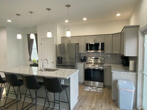 冷蔵庫、電子レンジ、オーブン、コンロ