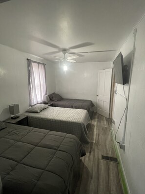 3 slaapkamers, een strijkplank/strijkijzer, wifi, beddengoed