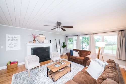 Tomahawk Retreat - Spacious Family Home, Convenient Location, sleeps 10