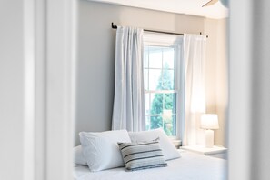 4 bedrooms, iron/ironing board, travel cot, WiFi - Tomahawk Retreat - Spacious Family Home, Convenient Location, sleeps 10 (Lynchburg)