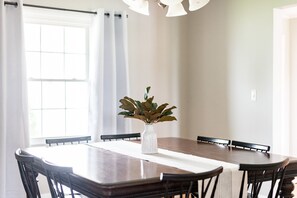 Dining - Tomahawk Retreat - Spacious Family Home, Convenient Location, sleeps 10 (Lynchburg)