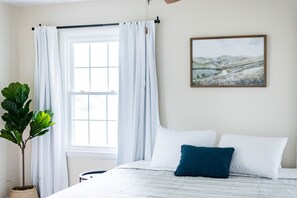 4 bedrooms, iron/ironing board, travel crib, WiFi - Tomahawk Retreat - Spacious Family Home, Convenient Location, sleeps 10 (Lynchburg)