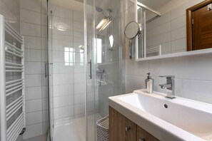 Shower - Holiday apartment with pool and sea view (Funtana)