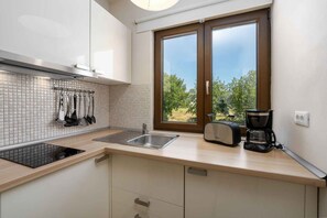 Fridge, microwave, stovetop, toaster - Holiday apartment with pool and sea view (Funtana)