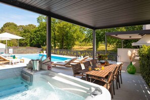 Outdoor dining - Holiday apartment with pool and sea view (Funtana)